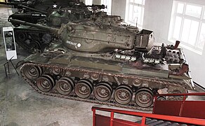 Un M47 Patton français exposé au musée des Blindés de Saumur. 856 exemplaires sont livrés à partir de 1953 et ils resteront en service jusqu’en 1970[40].