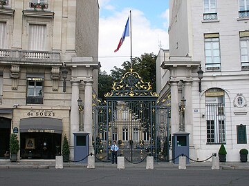 Grille de l'hôtel sur la place Beauvau.