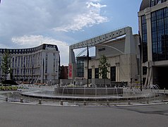 Le théâtre de Saint-Quentin-en-Yvelines et la place Georges-Pompidou.