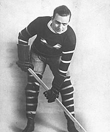 Photo noir et blanc de Stewart qui pose en tenue de hockeyeur.