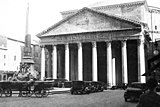 Il Pantheon e la piazza nel 1928, ormai circondati di automobili (Roberto Urban / Archivio Fortepan).