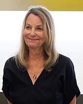 Eine verhalten lächelnde Paula Scher 2023