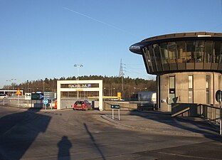 Skärholmens parkeringshus med övervakningstorn, 2009.