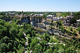 Les falaises escarpées du trou de Bozouls, sur lesquelles se dresse le village.