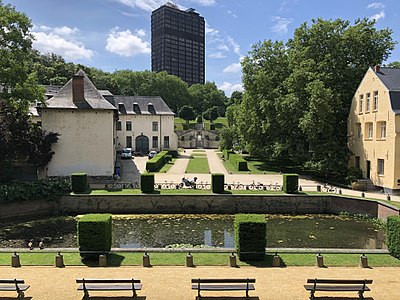 Au centre, vue actuelle du grand escalier avec au fond la Tour ITT, à gauche, l'ancien réfectoire