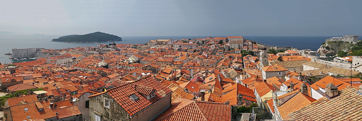 Panoramavy över Gamla stan. I havet utanför stadsdelen syns ön Lokrum.