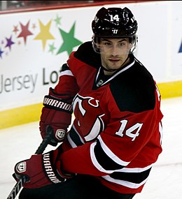 Photographie d'Henrique avec le maillot rouge des Devils du New Jersey