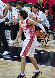 Alex Shved mène le jeu pour la Russie.