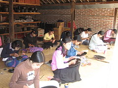 Arbeiterinnen einer Lackkunstwerkstatt bei Bagan, 2008