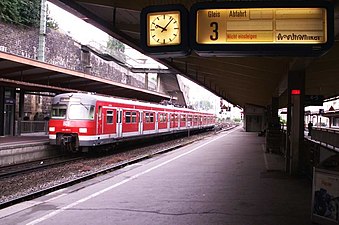 ヴッパタール中央駅で停車する420形電車（2006年）