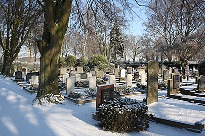 Cimetière sous la neige à Bathmen, village des Pays-Bas.