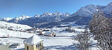 Blick aus einem der Klassenzimmer des HIF auf das winterliche Ftan und die verschneite Bergkette der gegenüberliegenden Talseite