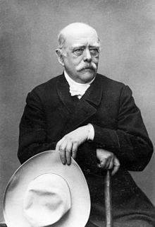 Portrait d'Otto von Bismarck avec un chapeau dans une main et une canne dans l'autre en 1890