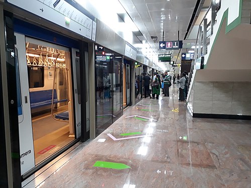 Station avec portes palières sur la ligne verte.