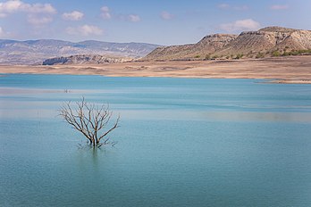 Le lac du barrage de Tchirkeïsk, dans le Daghestan. (définition réelle 5 054 × 3 369)