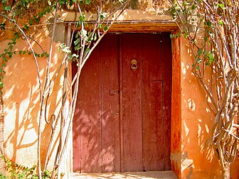 Porte d'entrée d'une maison sur l'île de Gorée (Sénégal). (définition réelle 1 600 × 1 200*)