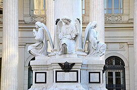 Detalle del monumento «La virgen orante»