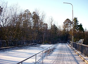 Trafikplatsens på började avfartsramp mot Solna (idag gång- och cykelväg) slutar i ett buskage, 2009. (Ramp färdigställd 2021)