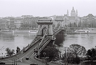 צילום ישן של גשר השלשלאות שהיה גשר הקבע הראשון שחיבר בין שני חלקי העיר בודפשט בהונגריה.