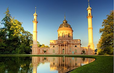 La mosquée dans le jardin paysager.