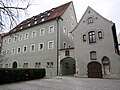 Sie steht neben dem Steinhaus