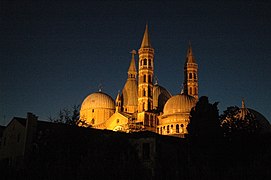 Las cupulas iluminadas en la noche