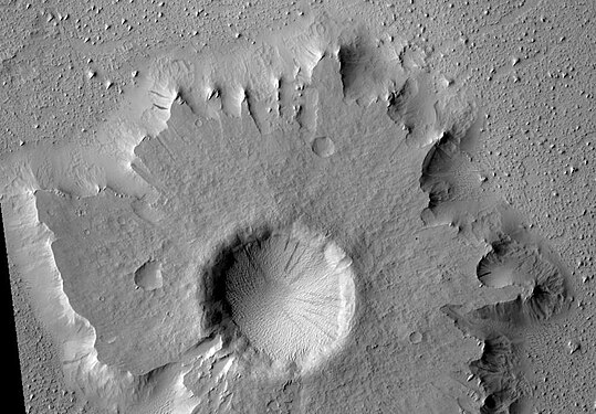 Cratère à piédestal présentant des traînées sombres au sud-ouest d'Amazonis Planitia.