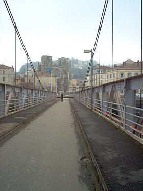 Vue sur le pont suspendu côté Vienne.