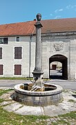 Fontaine et porche de l'ancienne Abbaye de Poulangy.