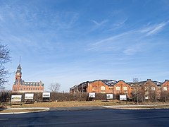 Vue sur le bâtiment administratif (à gauche).