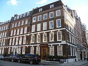 Queen Anne's Gate, Westminster (1701), anticipò la forma della casa a schiera georgiana.