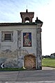 La parete sinistra con il mosaico raffigurante La Pietà di Rosario Folcini.