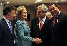 Los Presidentes de Colombia Juan Manuel Santos, de Chile Sebastián Piñera y de Venezuela Hugo Chávez en compañía de la Secretaria de Estado de los Estados Unidos Hillary Rodham Clinton.