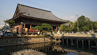 Rokujidō mit der „Steinernen Bühne“ (Ishi butai) als Brücke über den Teich "Kame-no-ike"