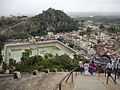 Vue de la ville depuis l'escalier taillé dans la roches qui mène au sanctuaire