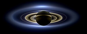 התמונה "היום בו כדור הארץ חייך" שצולמה על ידי הגשושית קאסיני, בה ניתן לראות את שבתאי, את ירחיו, את טבעותיו הפנימיות וגם את כדור הארץ כנקודה כחולה זעירה מתחת לאחת הטבעות מימין לכוכב.