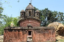 ১৮০৬ সালে স্থানীয় রায় পরিবার প্রতিষ্ঠিত পঞ্চরত্ন বিষ্ণুমন্দির