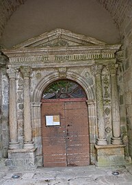 Le portail de l'église classé M.H.