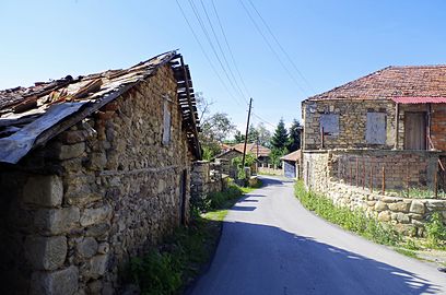 Камени куќи со огради