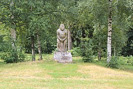 Statue sur la kourgane du parc.