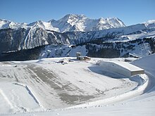 Vue de la piste unique de l'altiport de Courchevel.