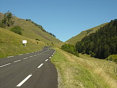 Un peu plus loin le panneau qui annonce les deux derniers kilomètres de l'ascension, affichés à 8 % de moyenne. Vue sur le final de l'ascension.