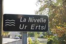 Photographie d'un panneau bilingue français-basque indiquant la Nivelle.