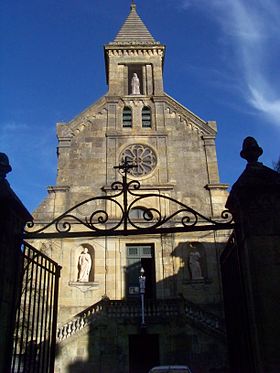 Porche et façade de l'église.