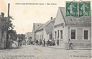 La terrasse du Café du Centre et le garde champêtre à bicyclette vers 1908.