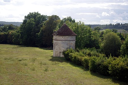 Blick über den Taubenturm des Château de Connezac nach Südwesten in das Tal des Ruisseau de Beaussac