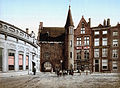 The gate in 1900, with the "Society" building on the left overlooking the Hofvijver