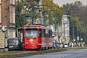 A two-way Duewag Pt8 with rolling stock number #907 is heading towards the Mikulczyce Tarnopolska stop in Zabrze.