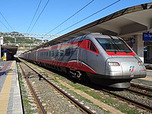 Train Frecciargento à quai en gare de La Spezia Centrale. Il assure une liaison entre Rome-Termini et Gênes-Piazza Principe.