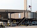 紐華克自由國際機場A航站楼17號登机口的空橋，此空橋因曾提供給911事件中的聯航93班機使用而插上美國國旗以茲紀念